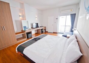 Kamar Single Deluks, balkon (Deluxe Balcony with Breakfast) | Brankas, meja kerja, dan Wi-Fi gratis