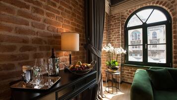 Deluxe Room | Egyptian cotton sheets, premium bedding, memory foam beds, minibar