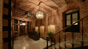 A spacious lobby with a reception desk, a staircase with wrought iron railings, and a large chandelier. - Régie Ottoman Istanbul (Istanbul)