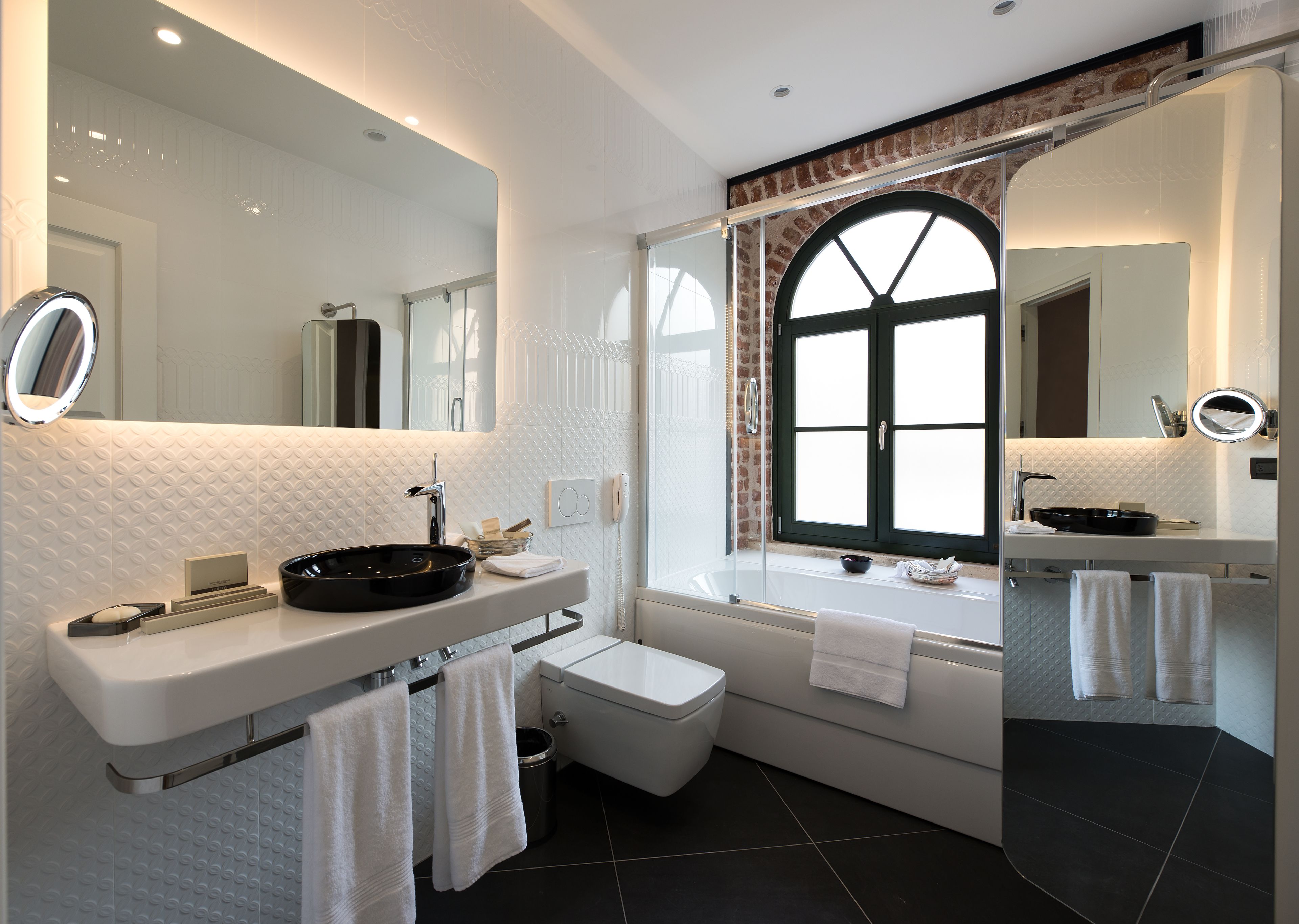Deluxe Room | Bathroom