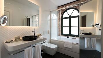 Deluxe Room | Bathroom