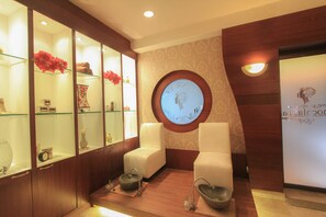 Body treatments, body scrubs, facials, massage/treatment rooms - Hotel Salak The Heritage (Bogor)