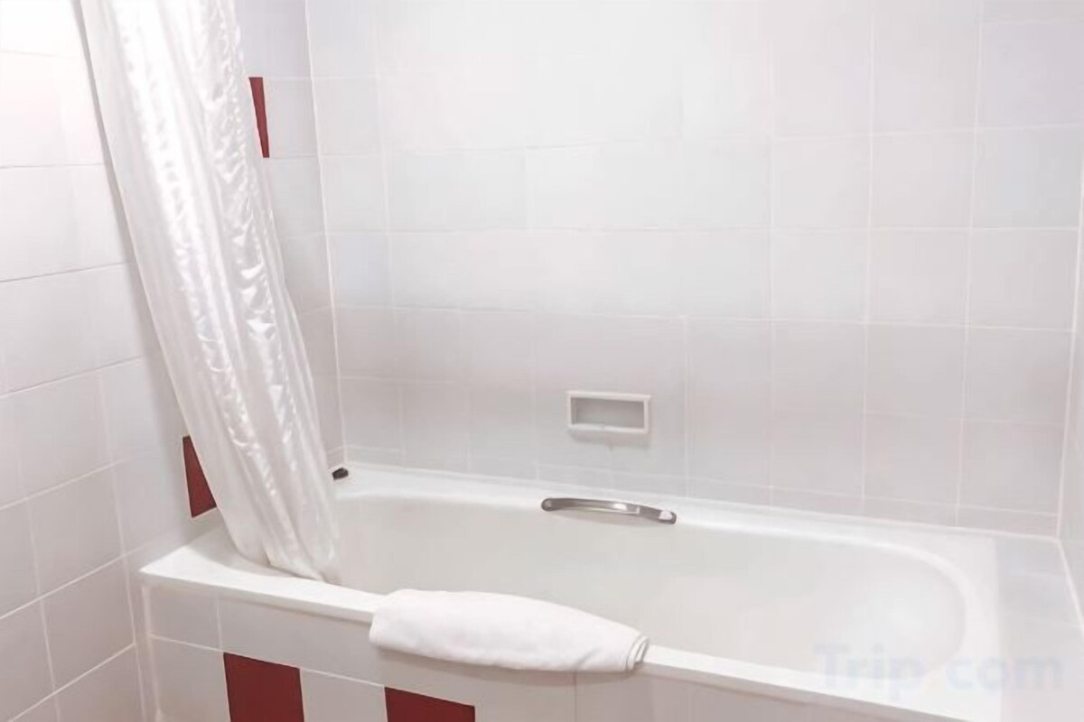 Regadera, amenidades de baño de diseñador, toallas 