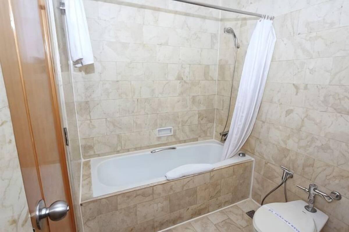 Douche, articles de toilette de luxe, serviettes fournies