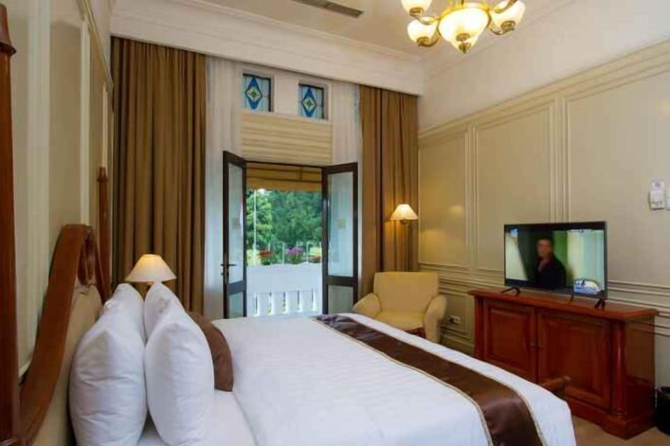 Minibaari, tallelokero huoneessa, työpöytä, pimennysverhot