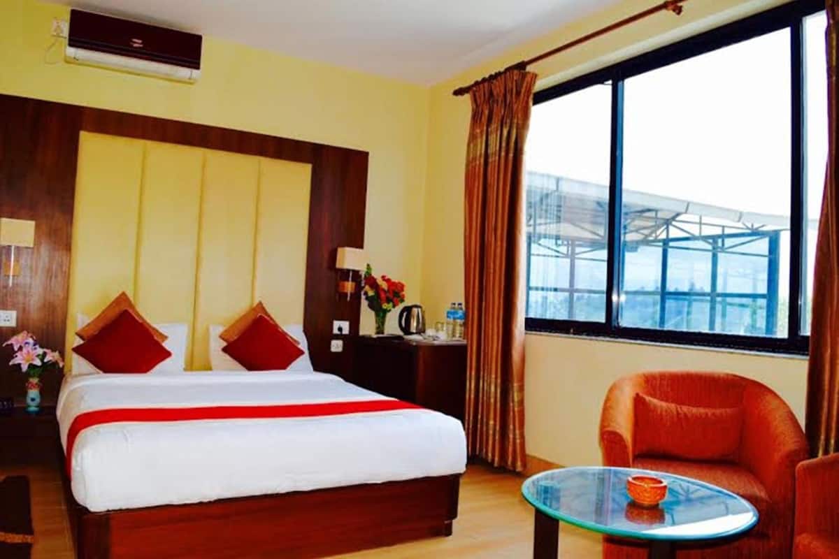 in-room safe, desk, laptop workspace, soundproofing