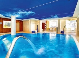 Una piscina cubierta