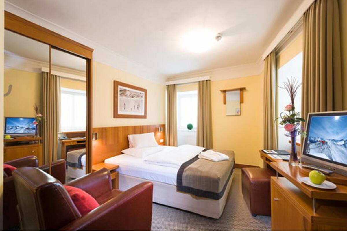 Single Room | Hypo-allergenic bedding available, minibar, in-room safe, desk