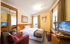 Enkelrum | Allergitestade sängkläder, minibar och värdeförvaringsskåp på rummet