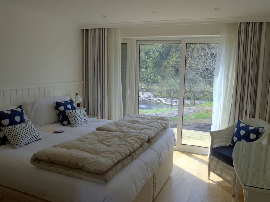 Decoración personalizada, escritorio y cortinas blackout