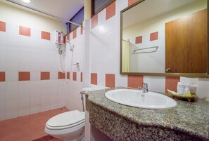 Standard-Doppelzimmer | Badezimmer | Kostenlose Toilettenartikel