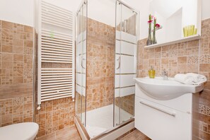 Doppelzimmer, Terrasse | Badezimmer