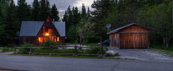 Fassade der Unterkunft – Abend/Nacht