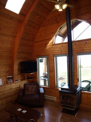 Cabin | Living room - Oyster Bay Resorts (Campbell River)