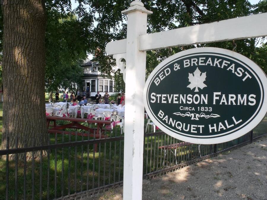 Segnaletica per Stevenson Farms Banquet Hall che indica la presenza di servizi di bed and breakfast.