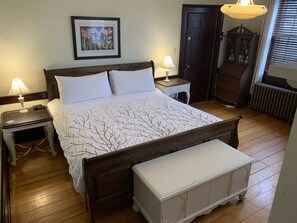 Rom – deluxe, flere senger, bakgårdsutsikt | Strykejern/-brett og sengetøy