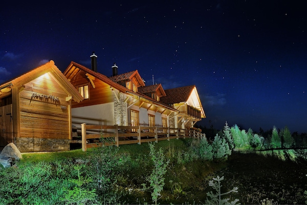 Bagian depan properti - sore/malam