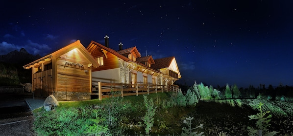 Fachada de la propiedad por la tarde o noche