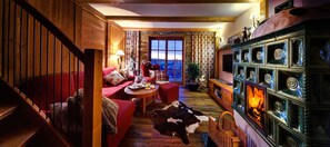  LCD 液晶電視、壁爐、付費電影