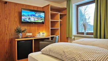 Standard Double Room, 1 Bedroom | Hypo-allergenic bedding, desk, blackout drapes, free cribs/infant beds