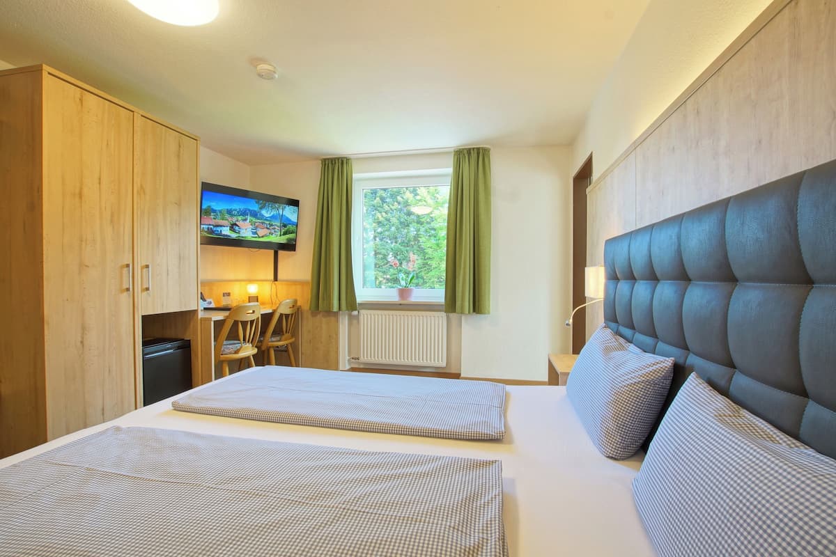 Comfort tweepersoonskamer, 1 slaapkamer | Hypoallergeen beddengoed, een bureau, verduisterende gordijnen