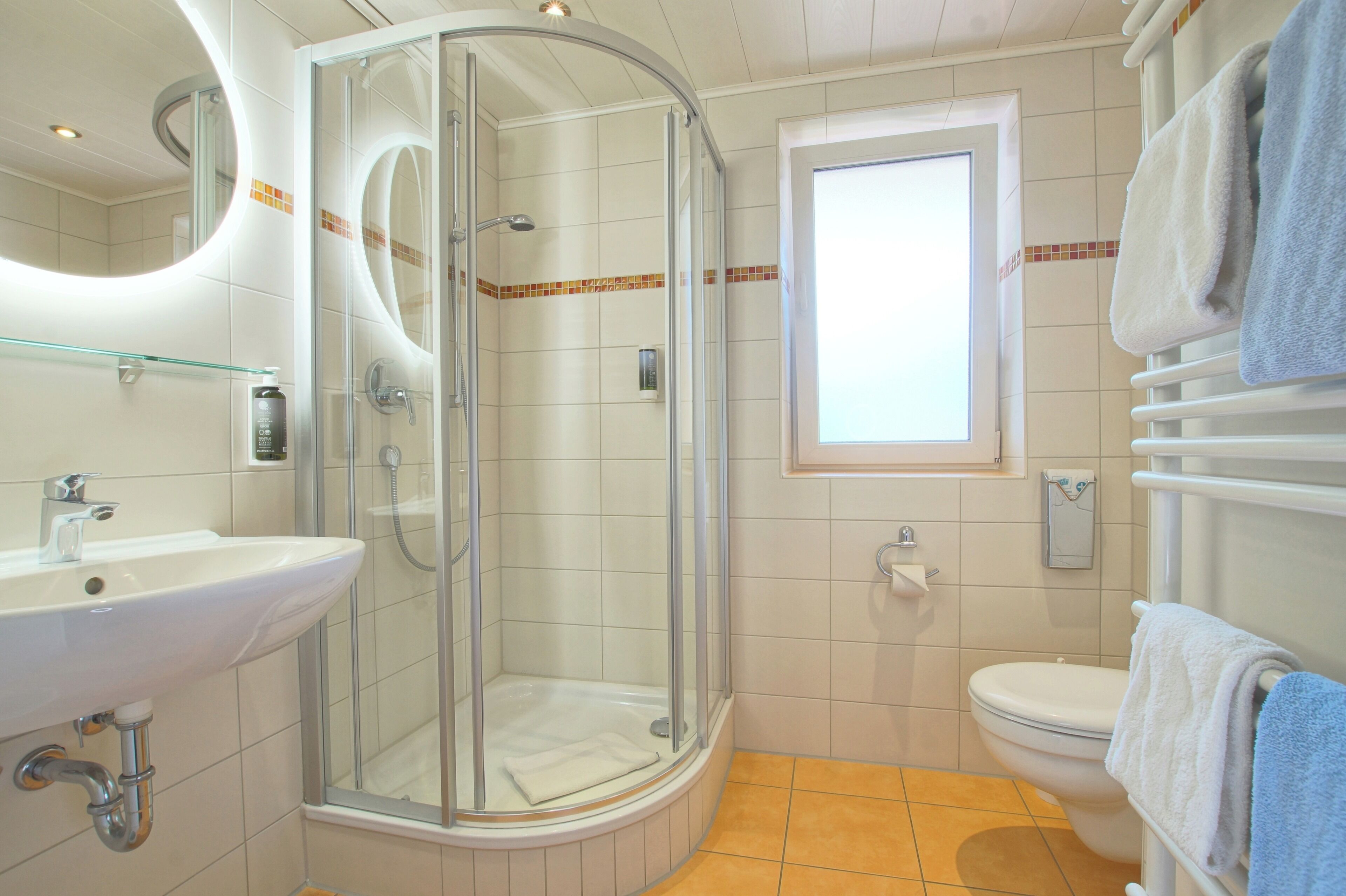 Doppelzimmer (With Balcony) | Badezimmer | Dusche, kostenlose Toilettenartikel, Haartrockner, Handtücher