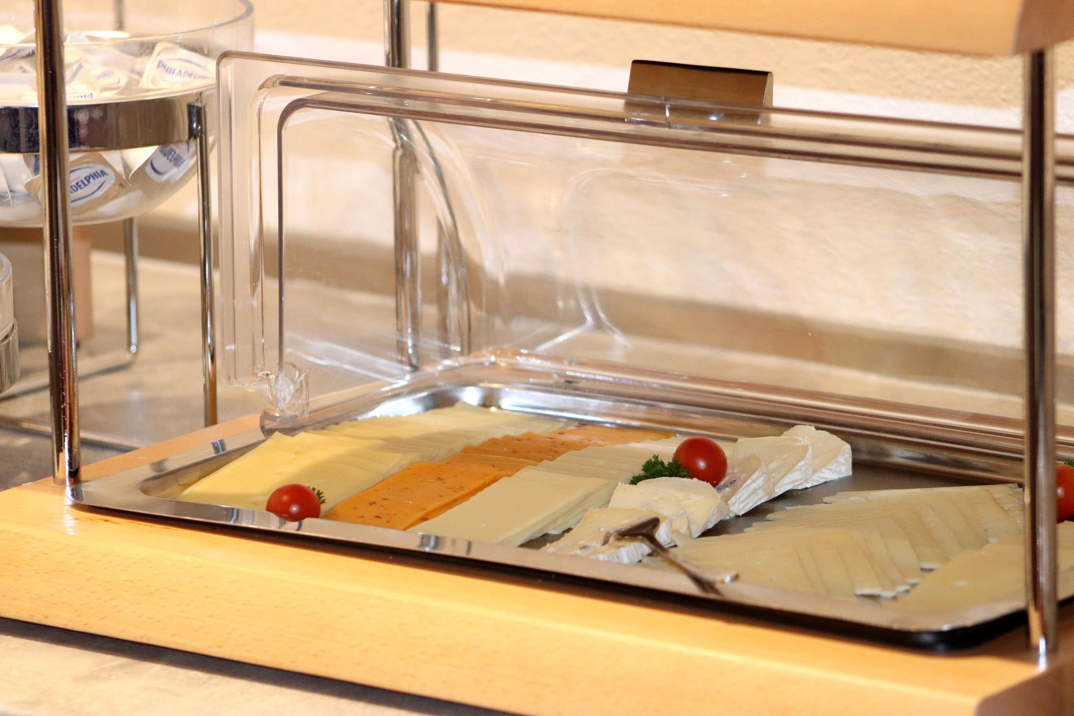 Un buffet proposant une variété de plats et une vitrine réfrigérée.