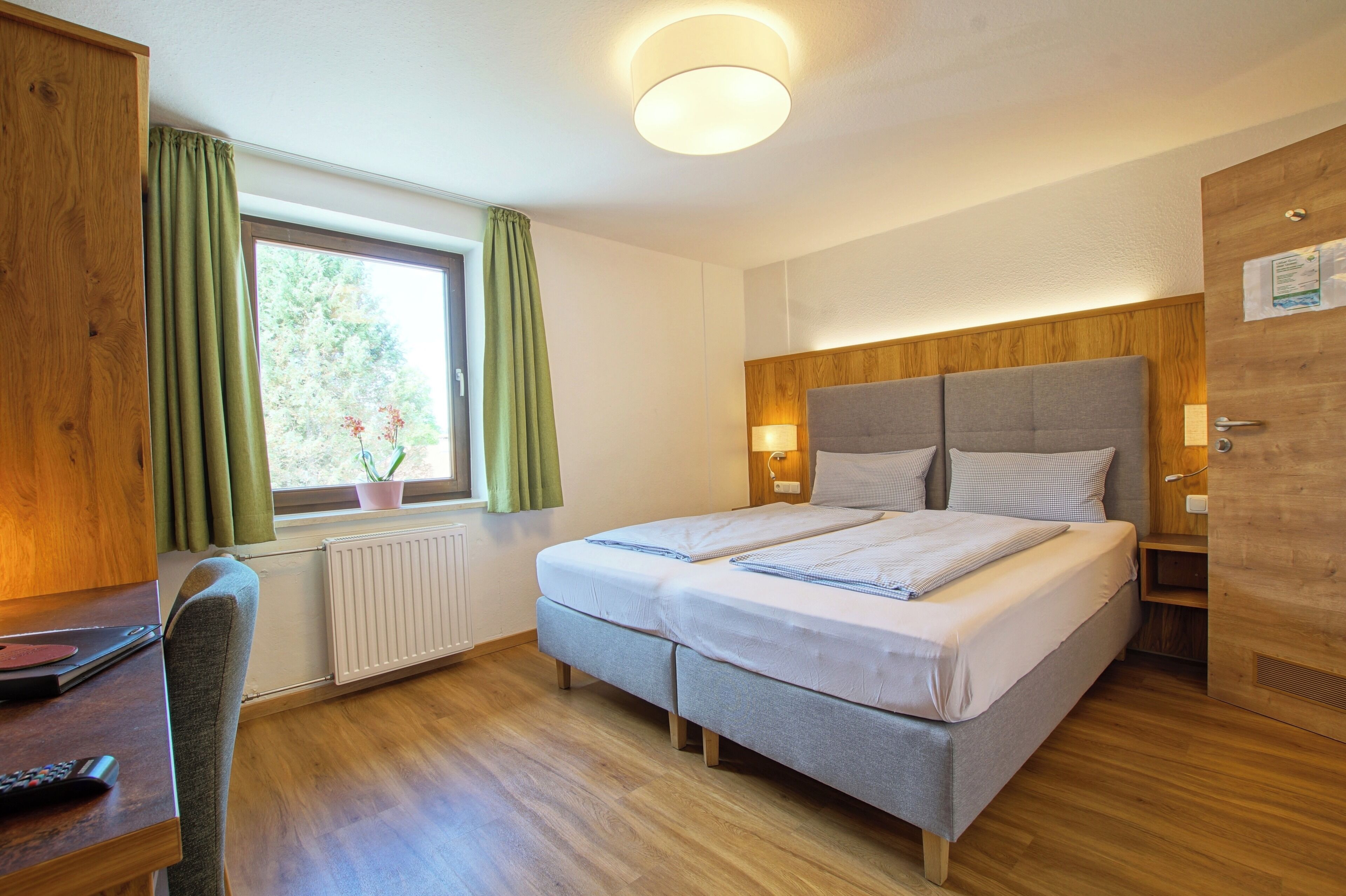 Literie hypoallergénique, bureau, rideaux occultants