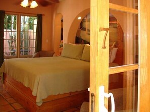 Garden Studio, 1 King, Kitchenette, Fireplace | Premium bedding, iron/ironing board, free WiFi, bed sheets