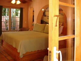 Garden Studio, 1 King, Kitchenette, Fireplace | Premium bedding, iron/ironing board, free WiFi, bed sheets