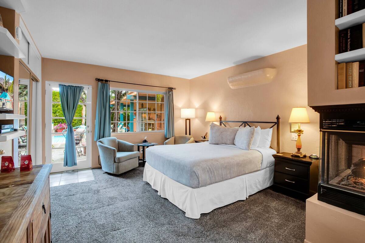 Studio, 1 Tempat Tidur Queen, dapur kecil, pemandangan kolam renang | Seprai premium, setrika/meja setrika, Wi-Fi gratis, dan seprai linen