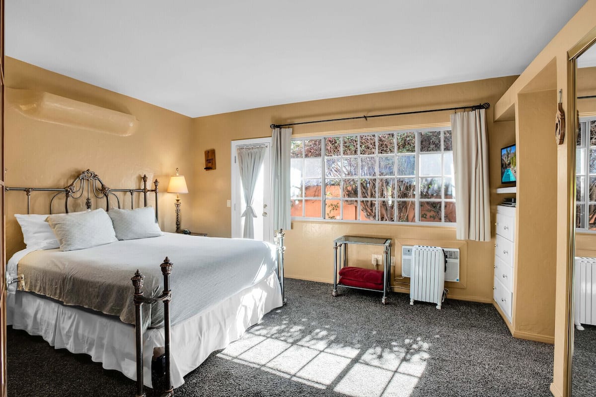 Suite Deluks, 1 kamar tidur | Seprai premium, setrika/meja setrika, Wi-Fi gratis, dan seprai linen