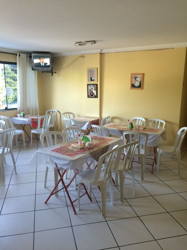 Café da manhã com buffet grátis todos os dias