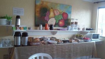 Café da manhã com buffet grátis todos os dias
