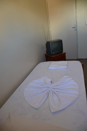 Standard Room, Shared Bathroom (with Fan) | Free WiFi - Hotel Singular (Nucleo Bandeirante)