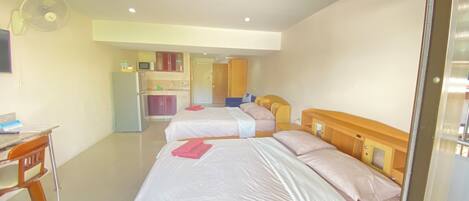 Allergiatestatut vuodevaatteet, tallelokero huoneessa, työpöytä