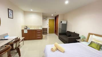 Superior Room, 1 King Bed, Non Smoking, Microwave | Hypo-allergenic bedding, in-room safe, desk, iron/ironing board