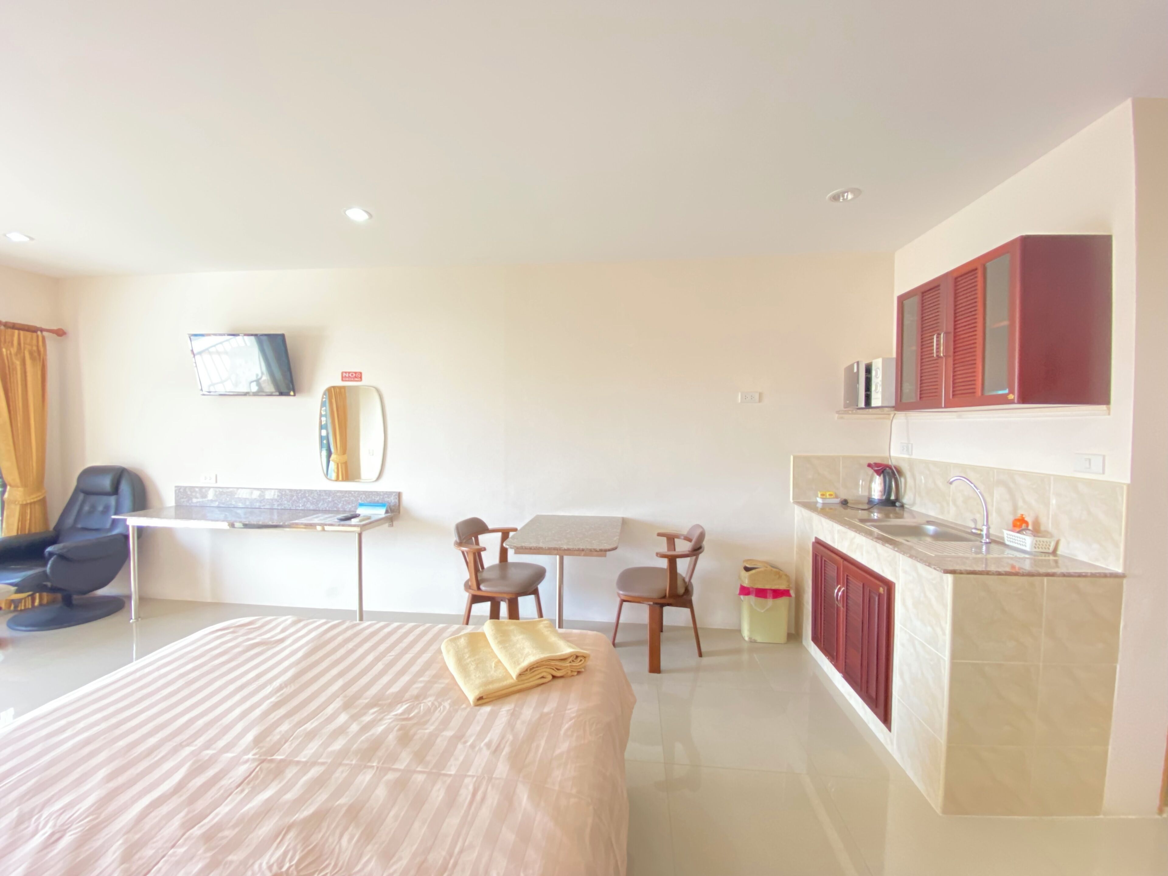 superior room, 1 queen bed, non smoking, microwave | hypo-allergenic bedding, in-room safe, desk, iron/ironing board