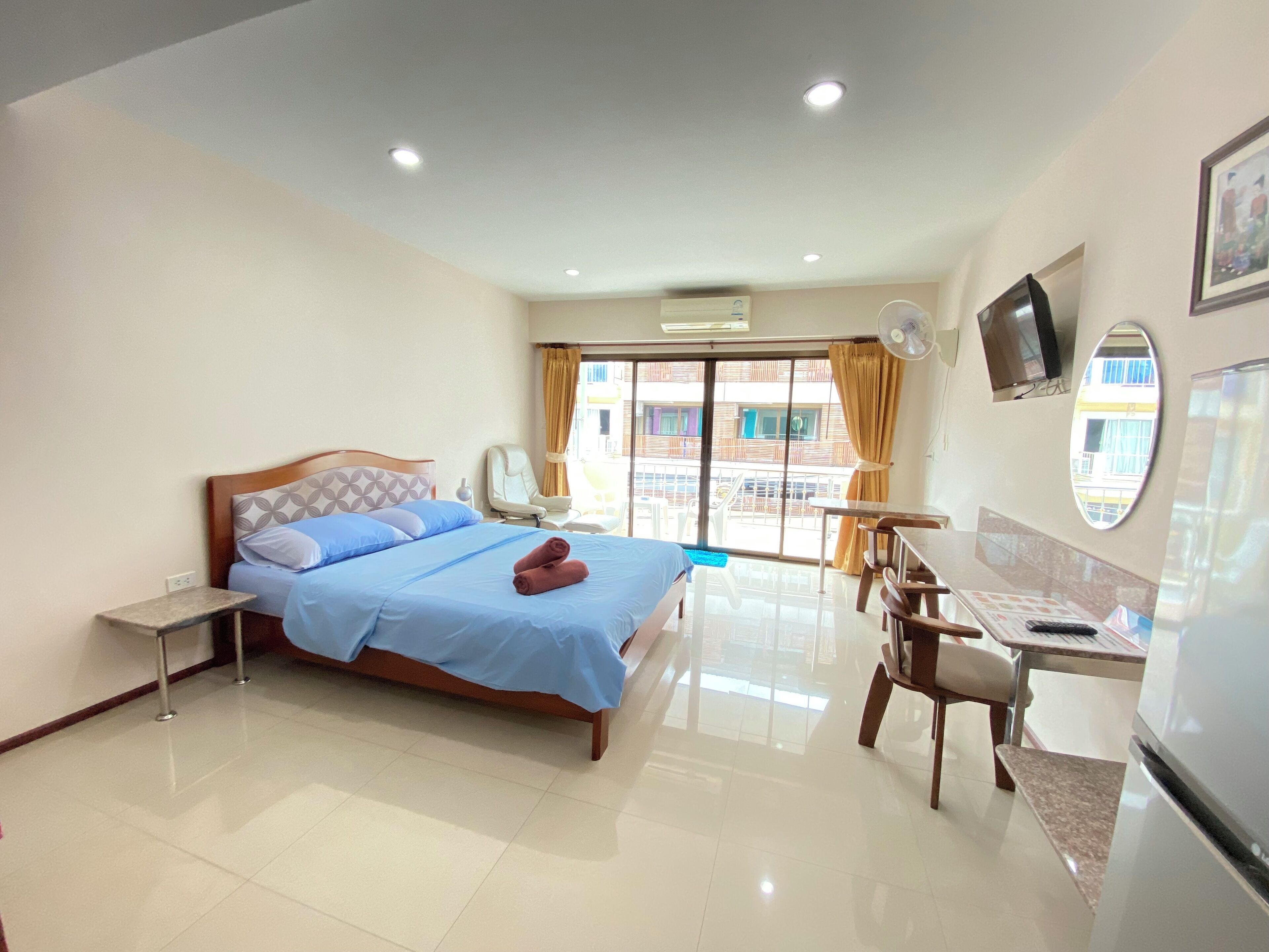 superior room, 1 queen bed, non smoking, microwave | hypo-allergenic bedding, in-room safe, desk, iron/ironing board