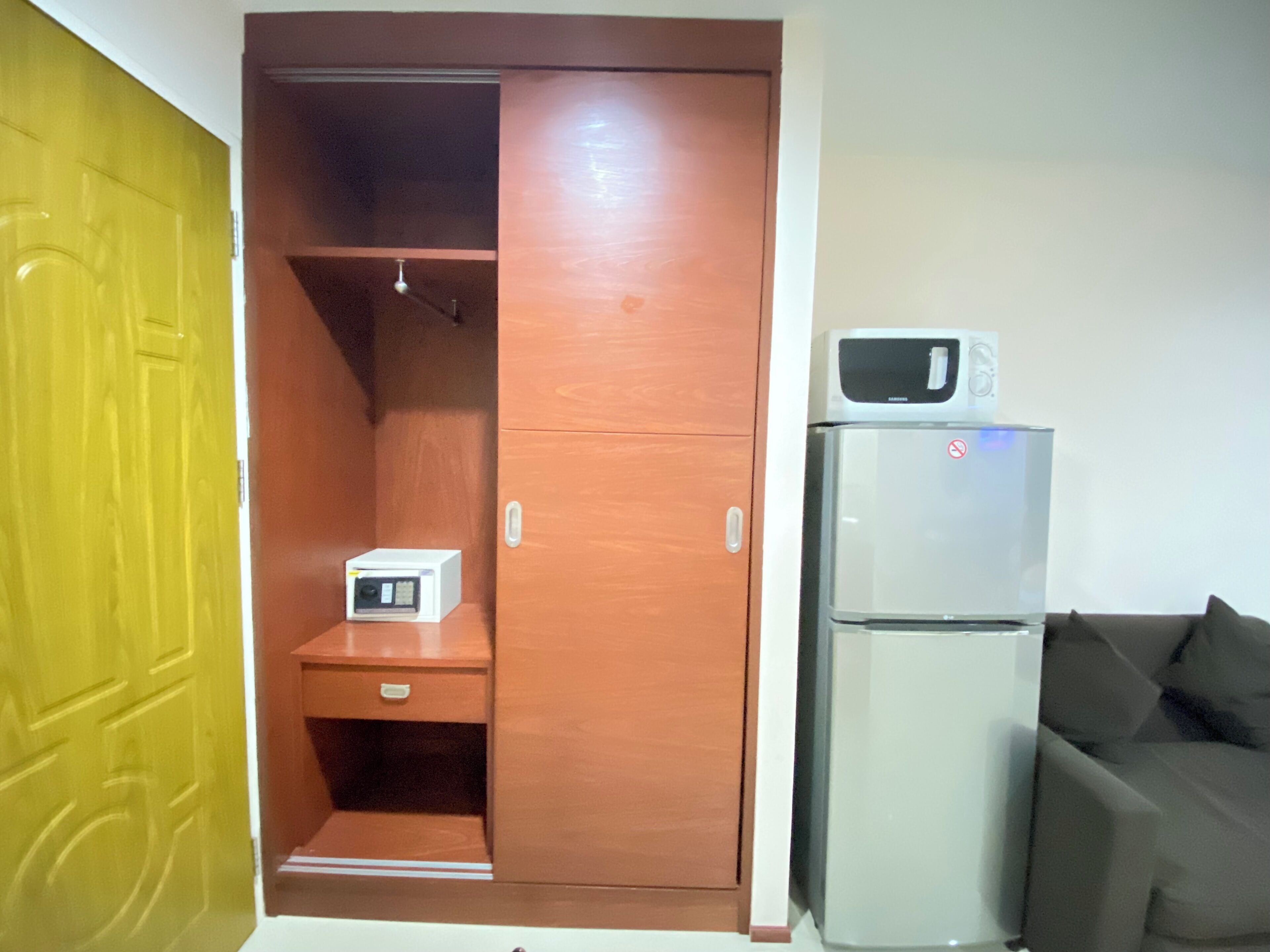 superior room, 1 king bed, non smoking, microwave | hypo-allergenic bedding, in-room safe, desk, iron/ironing board