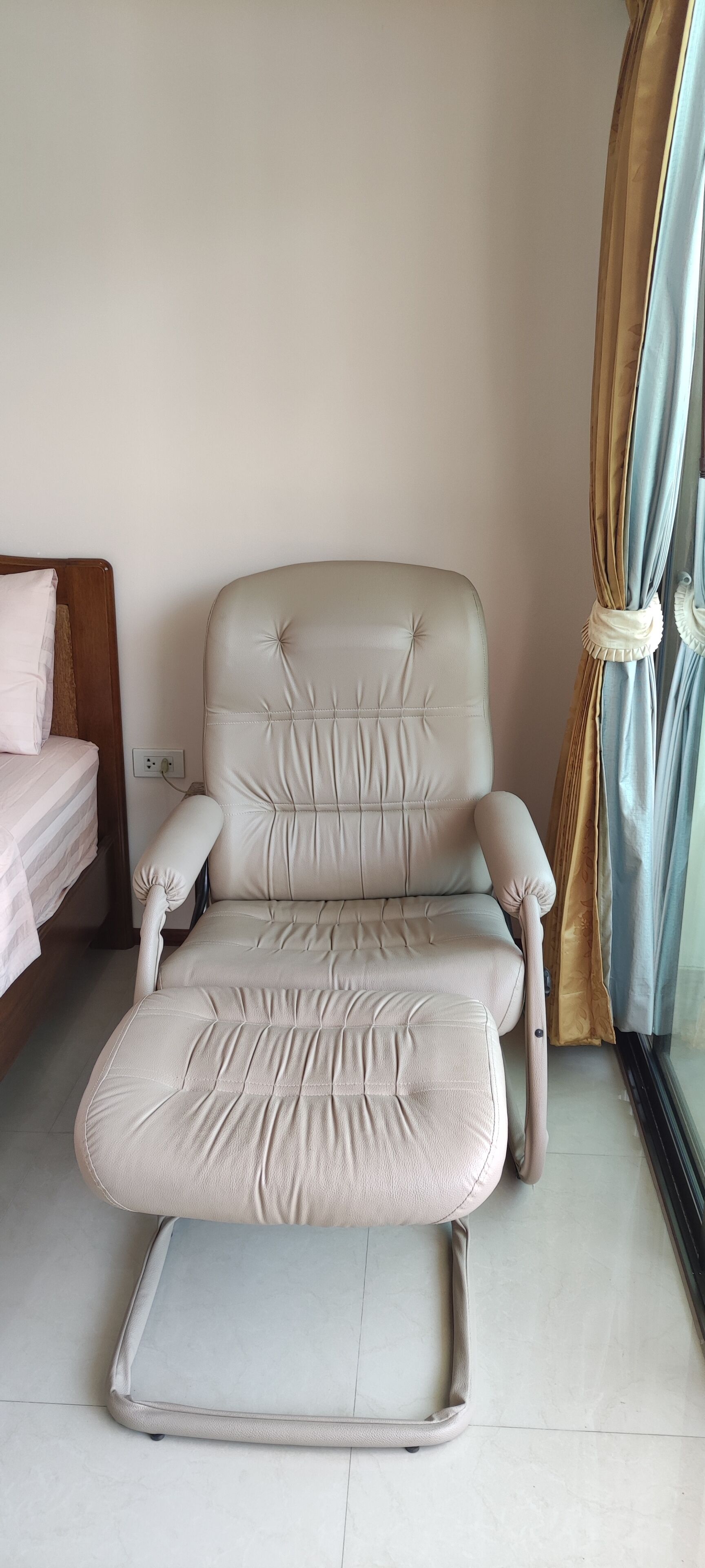 deluxe room | hypo-allergenic bedding, in-room safe, desk, iron/ironing board