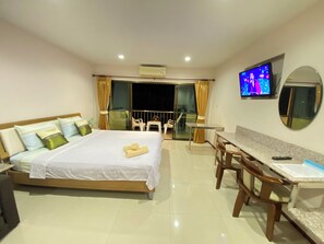 スーペリア ルーム キングベッド 1 台 禁煙 電子レンジ | 低刺激性寝具、セーフティボックス (室内)、デスク、アイロン / アイロン台