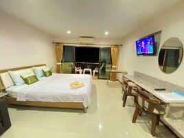 高级房, 1 张特大床, 无烟房, 微波炉 | 防过敏的被褥、客房内保险箱、办公桌、熨斗/熨板