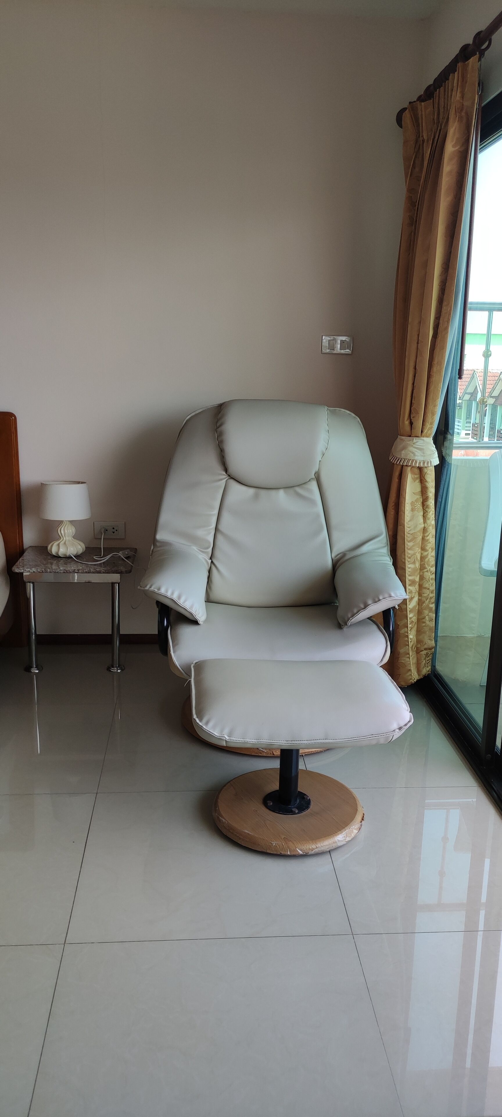 Ropa de cama hipoalergénica y caja de seguridad en la habitación 