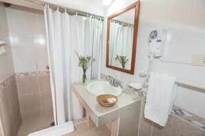 Chambre Junior avec lits jumeaux, vue montagne | Salle de bain | Douche, douche à « effet pluie », articles de toilette écologiques