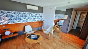 Phòng Suite Premium | Bộ trải giường bằng vải cotton Ai Cập, bộ đồ giường cao cấp, minibar 