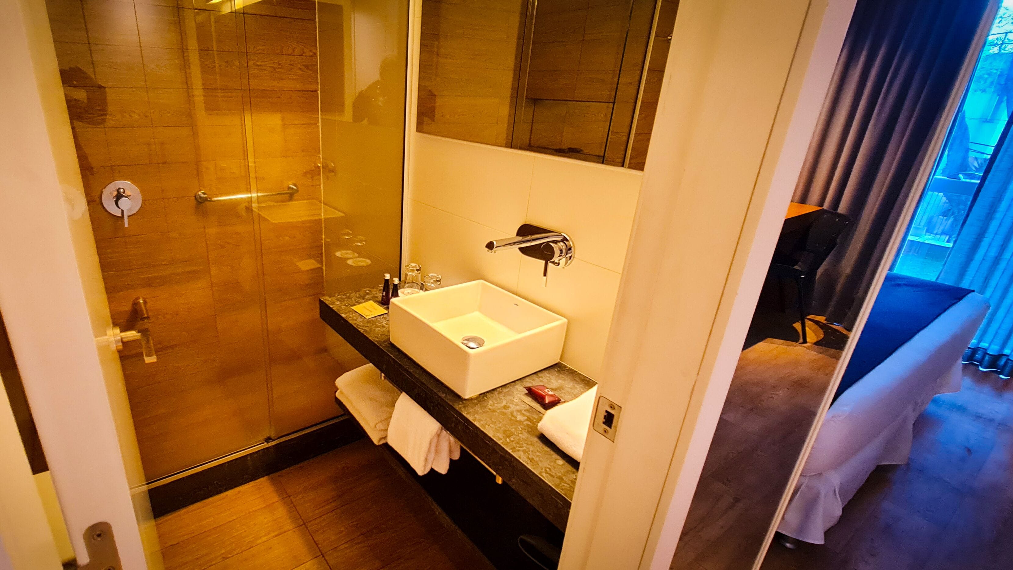 standard room, 1 queen bed | bathroom | shower, free toiletries, hair dryer, bidet