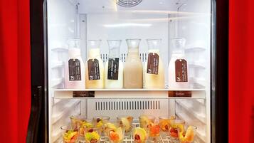 Un mini-bar contenant diverses boissons et collations.
