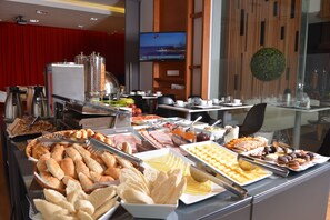 Bữa sáng buffet hàng ngày với phụ phí nhỏ 