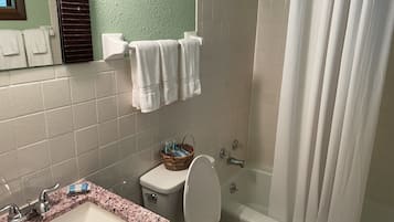 Deluxe Family Suite | Bathroom | Combined shower/bathtub, towels